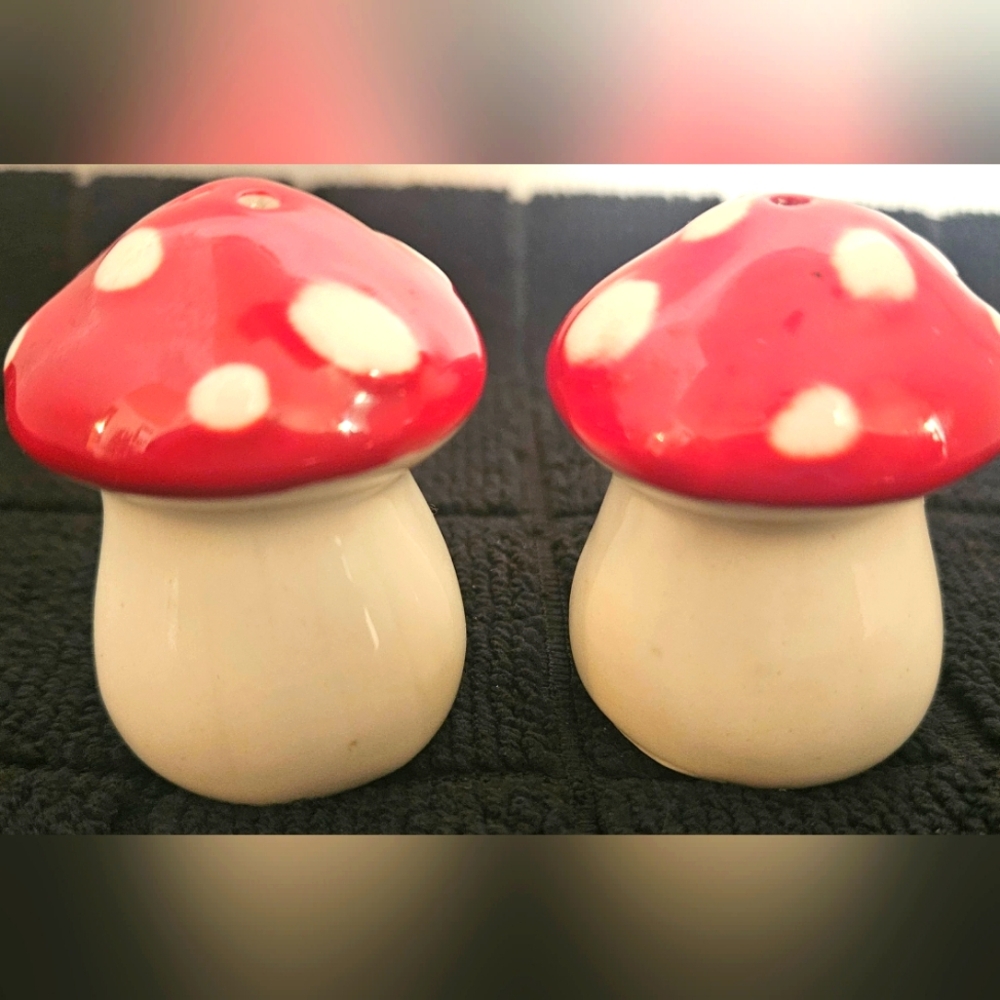Cracker Barrel-Red & White Mushrooms Mini Salt & Pepper Shakers